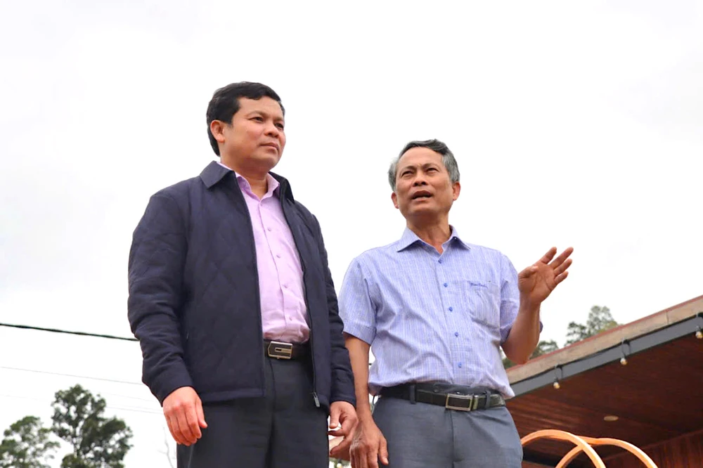 Năm 2024, ông Nguyễn Đức Tuy (bên trái), Phó Bí thư Tỉnh ủy Kon Tum đến làm việc tại Làng Tái định cư Tu Thó (xã Tê Xăng), định hướng cho địa phương về việc xây dựng các mô hình kinh tế, phát triển du lịch để nâng cao đời sống người dân vùng tái định cư 276c49c9f32a4174183b.jpg