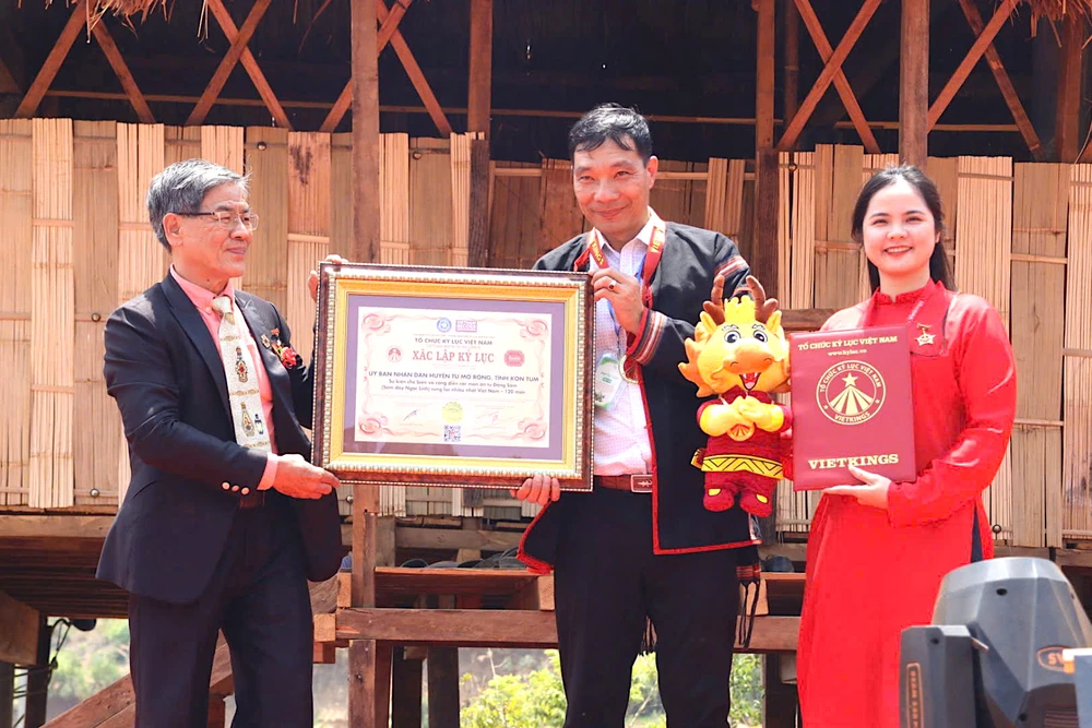 Huyện Tu Mơ Rông đón nhận kỷ lục Việt nam về 120 món ăn được chế biến từ sâm dây 2c3f251638f48aaad3e5.jpg