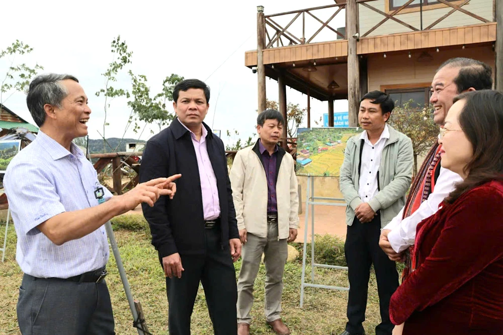 Lãnh đạo huyện Tu Mơ Rông chia sẻ về tiềm năng, thế mạnh của địa phương trước nhà đầu tư ngoại tỉnh, nhằm kêu gọi đầu tư vào huyện 65d1316b8b8839d66099.jpg