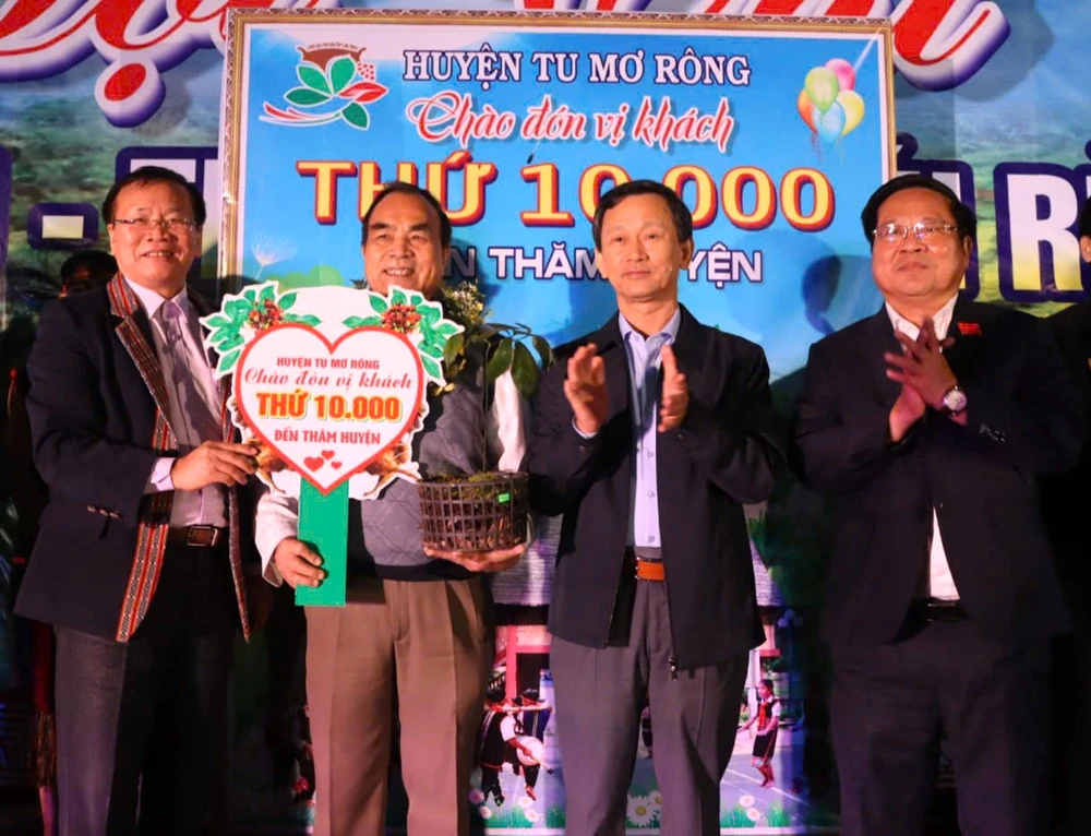 Từ chỗ ngành du lịch không được ai biết đến, nay Tu Mơ Rông đã xây dựng được nhiều sản phẩm du lịch độc đáo, mỗi năm đón 10.000 lượt khách 7b98d5066fe5ddbb84f4.jpg