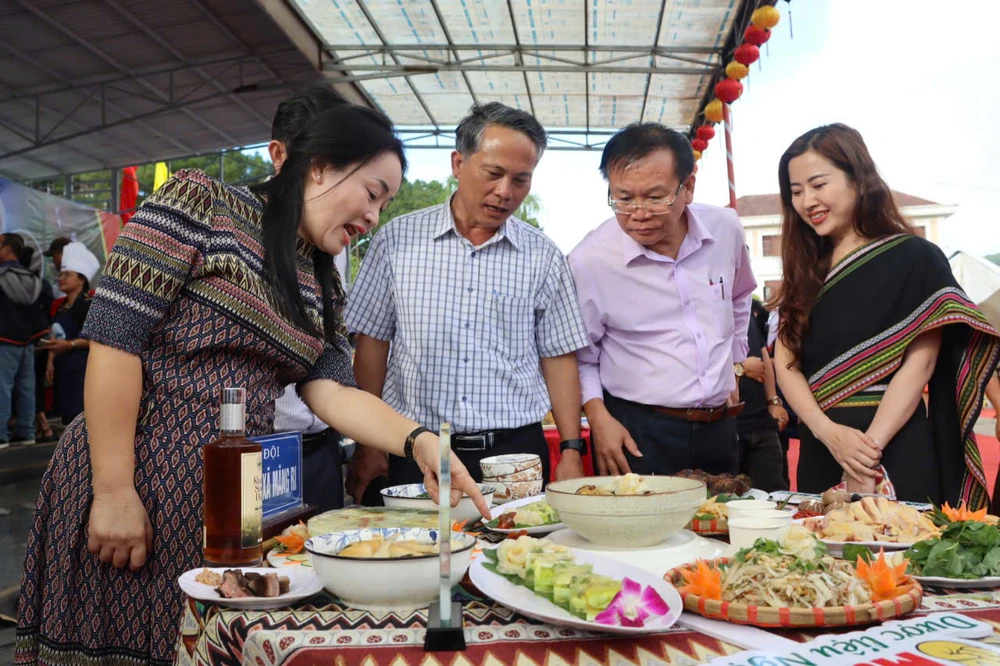Hội thi ẩm thực dược liệu là một chương trình do UBND huyện Tu Mơ Rông tổ chức, nhằm nâng tầm giá trị cây sâm dây trên địa bàn ab9f366c8c8f3ed1679e.jpg