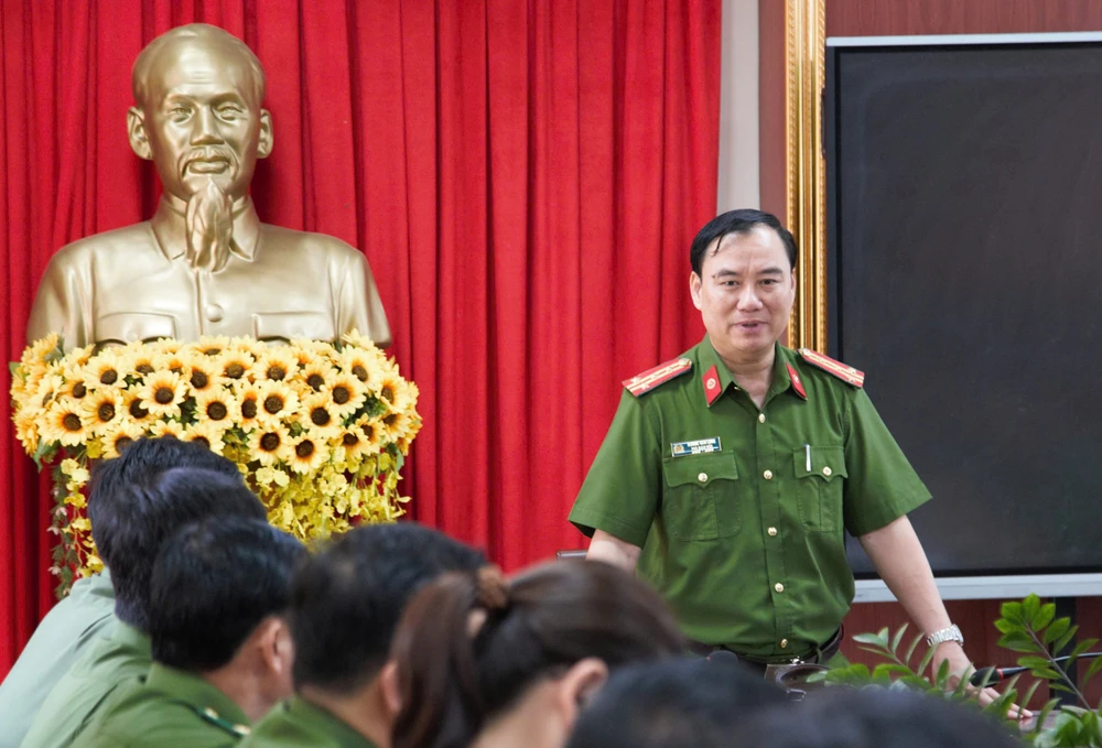 Đại tá Dương Văn Long, Phó Giám đốc Công an tỉnh phát biểu tại buổi khen thưởng. Ảnh: ĐỨC ĐỨC 03c9827182ec30b269fd.jpg