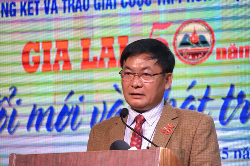 Nhà báo Huỳnh Kiên, Tổng Biên tập Báo Gia Lai phát biểu khai mạc tại lễ trao giải. Ảnh: HỮU PHÚC 2aa4150899942bca7285.jpg