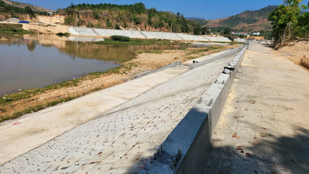 Kè chống sạt lở sông Đăk Snghé ở thời điểm đang được đầu tư xây dựng 66e571bdd72f65713c3e.jpg
