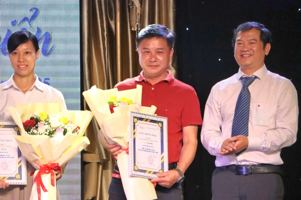 Nhà báo Đoàn Minh Dưỡng (bên phải), Phó Tổng Biên tập Báo Gia Lai trao giải và chúc mừng cho các tác giả đoạt giải khuyến khích. Ảnh: HỮU PHÚC 7e74bd085197e3c9ba86.jpg