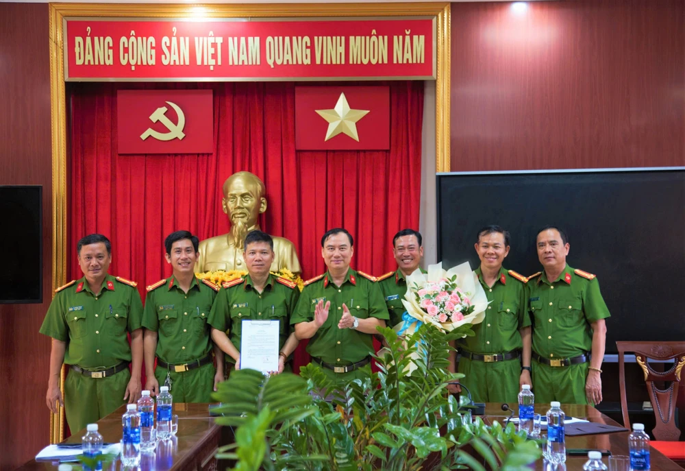 Đại tá Dương Văn Long, Phó Giám đốc Công an tỉnh khen thưởng tập thể cán bộ, chiến sĩ a0cae070e0ed52b30bfc.jpg