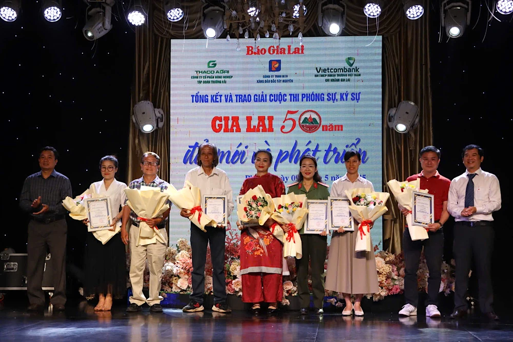 Trao giải cho các tác giả đoạt giải khuyến khích. Ảnh: HỮU PHÚC f7a9b6895716e548bc07.jpg