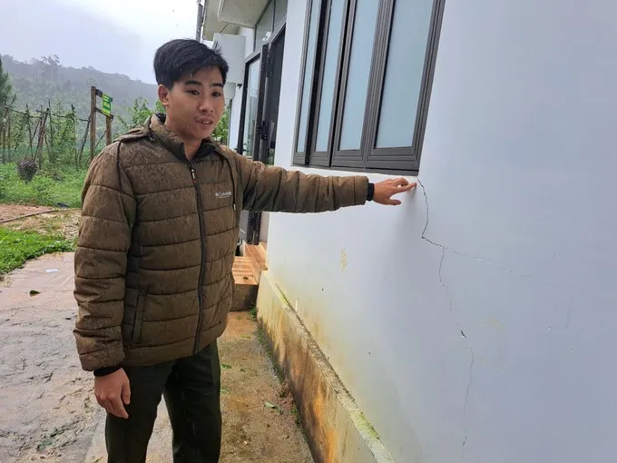 Trụ sở phòng làm việc của trạm bảo vệ rừng đóng ở xã Đăk Tăng, huyện Kon Plông xuất hiện vết nứt sau trận động đất ngày 28-7-2024 hhhh.jpg