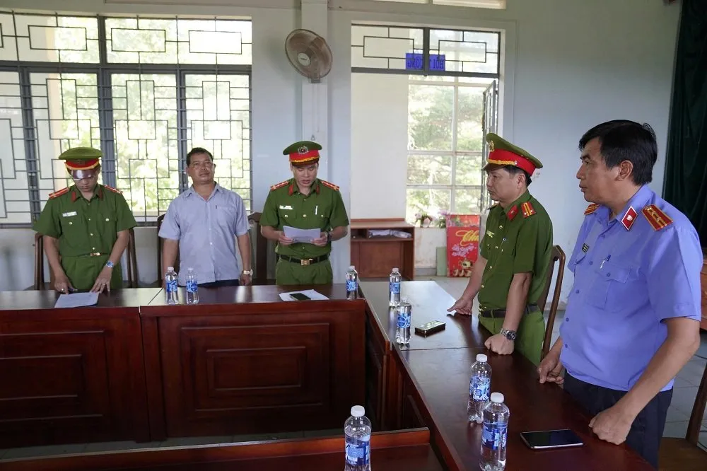 Công an khởi tố ông Rơ Châm Laoh. Ảnh: CÔNG AN GIA LAI dfs.jpg