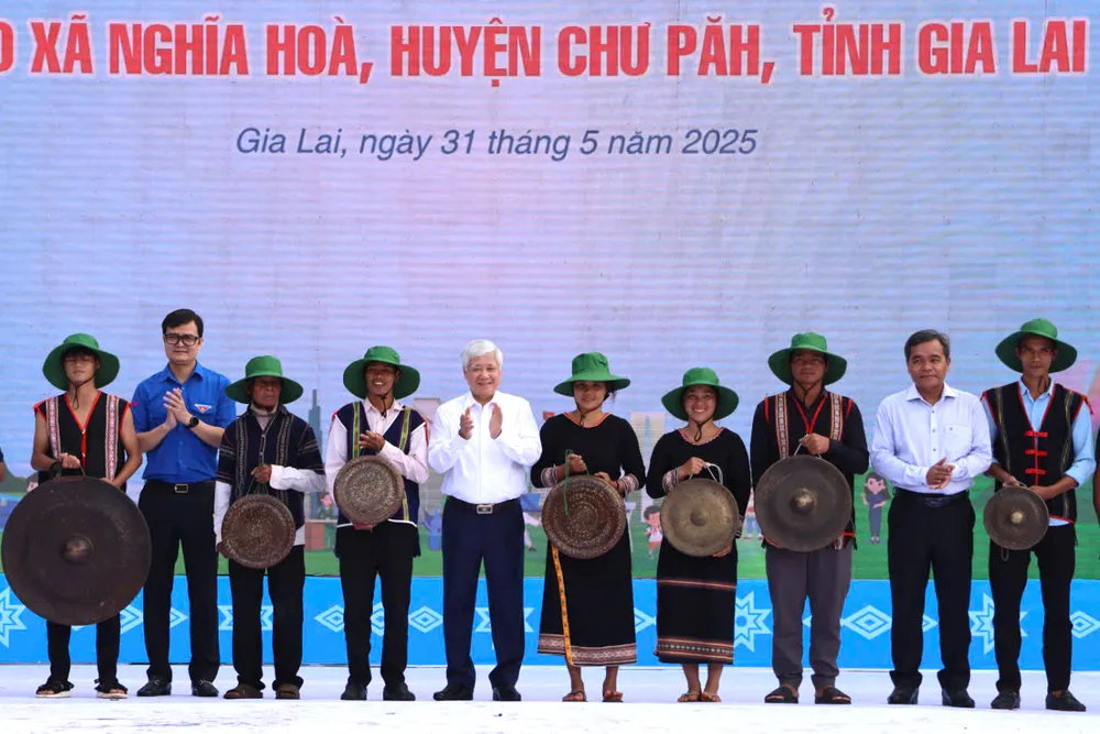 Lãnh đạo Ủy ban Trung ương Mặt trận Tổ quốc Việt Nam, Tỉnh ủy Gia Lai, Trung ương Đoàn TNCS Hồ Chí Minh tặng 1 bộ cồng chiêng cho xã Nghĩa Hòa (huyện Chư Păh). Ảnh: HỮU PHÚC A3.jpg