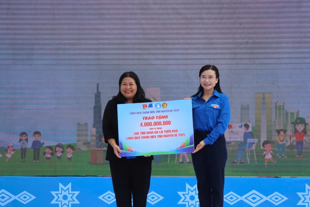 Trung ương Đoàn trao bảng tượng trưng hỗ trợ nguồn lực hơn 4 tỷ đồng cho Tỉnh đoàn Gia Lai để triển khai các chương trình trong Chiến dịch Thanh niên tình nguyện hè. Ảnh: HỮU PHÚC S222.jpg