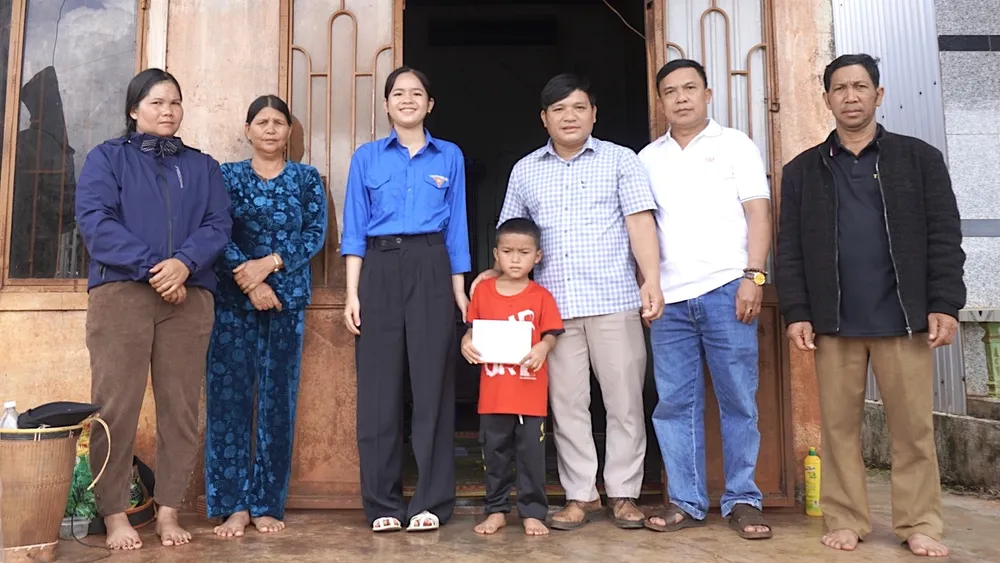 Chi đoàn Báo Gia Lai, UBND xã Trang thay mặt bạn đọc Báo SGGP trao tiền hỗ trợ đến gia đình Nêu d6414e59e8445c1a0555.jpg