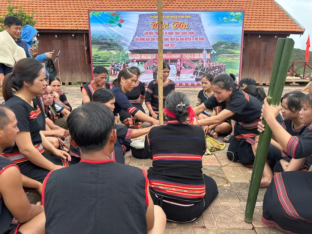 Đồng bào Xơ Đăng tái hiện nghi lễ truyền thống tại hội thi làn điệu ting ting và nghệ thuật quần chúng 079b38c1fc15484b1104.jpg