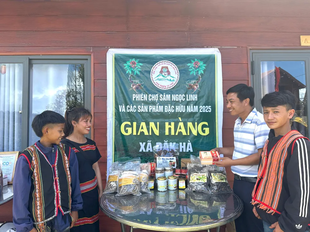 Gian hàng trưng bày của xã Đăk Hà 09399579a4ae10f049bf.jpg