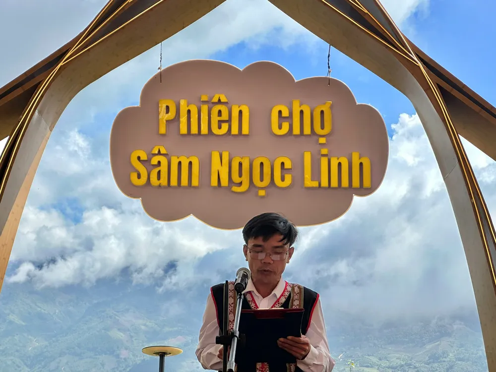 Ông Hoàng Xuân Thắng, Chủ tịch UBND xã Tê Xăng phát biểu tại phiên chợ ef61ba3535e181bfd8f0.jpg