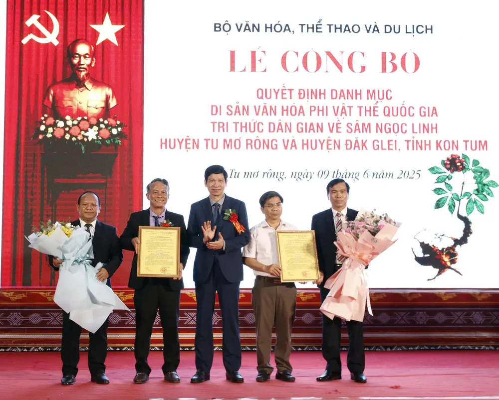Trao quyết định đưa Tri thức dân gian về sâm Ngọc Linh vào danh mục di sản văn hóa phi vật thể quốc gia cho huyện Tu Mơ Rông và Đăk Glei 7f92197d989c2cc2758d.jpg