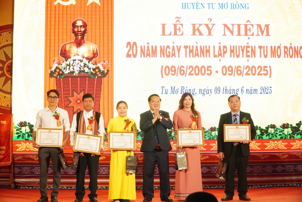 Chủ tịch UBND tỉnh Kon Tum tặng bằng khen cho các nhân tiêu biểu có thành tích xuất sắc f1c662d96338d7668e29.jpg