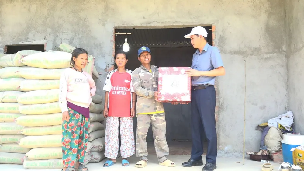 Ông Đặng Quang Hà, Bí thư Huyện ủy, Chủ tịch UBND huyện Kon Plông thăm, động viên người dân di dời về nơi ở mới. Ảnh: Mỹ Hòa - Phạm Trọng dsfsxscsfd.jpg