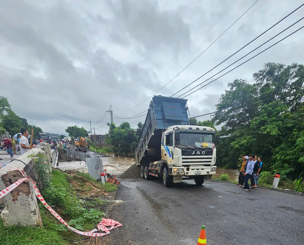 Ngay từ khi nước chưa rút, đơn vị thi công đã chở đá để sẵn sàng chờ nước rút để khắc phục 233.jpeg