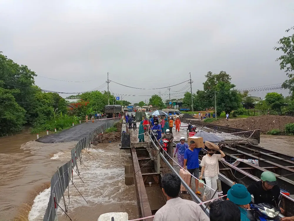 Cầu tạm bị ngập trong khi cầu chính đang sửa chữa A123.jpeg