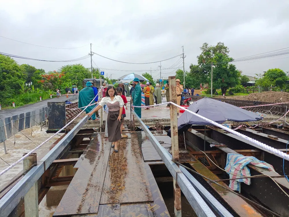 Chính quyền địa phương làm lối đi tạm trên cầu chính đang sửa chữa để người dân đi lại DSF.jpeg