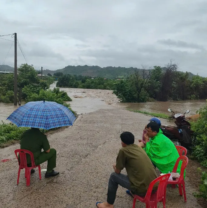 Lực lượng chức năng xã Kim Năng canh giữ tại vị trí ngập để đảm bảo an toàn cho người dân fđ.jpeg