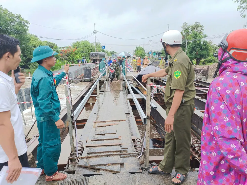Chính quyền làm lối đi tạm trên cầu chính đang sửa chữa để dân đi lại RSDAFEF.jpeg