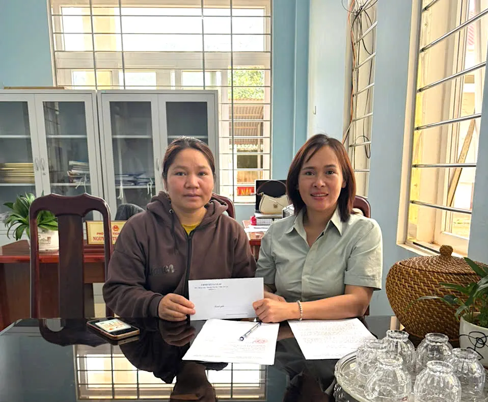 Lãnh đạo UBND xã Ia Glai thay mặt bạn đọc Báo SGGP trao tiền hỗ trợ đợt 3 cho gia đình em Rah Lan Thư de90a6fe76b8c1e698a9.jpg