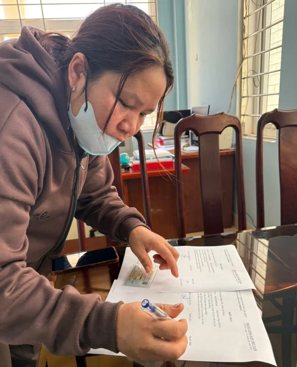 Bà Rah Lan Phem, mẹ của Thư làm thủ tục tiếp nhận tiền hỗ trợ của bạn đọc Báo SGGP f8c81305c243751d2c52.jpg