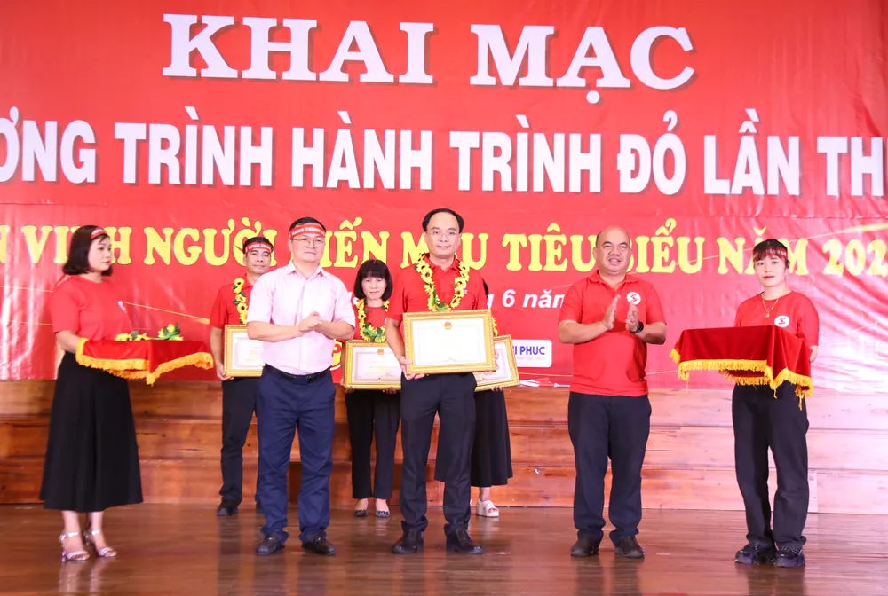 Ban Chỉ đạo hiến máu tình nguyện tỉnh Gia Lai tổ chức Lễ khai mạc Chương trình Hành trình đỏ lần thứ X và tôn vinh người hiến máu tiêu biểu IMG_4711.JPG