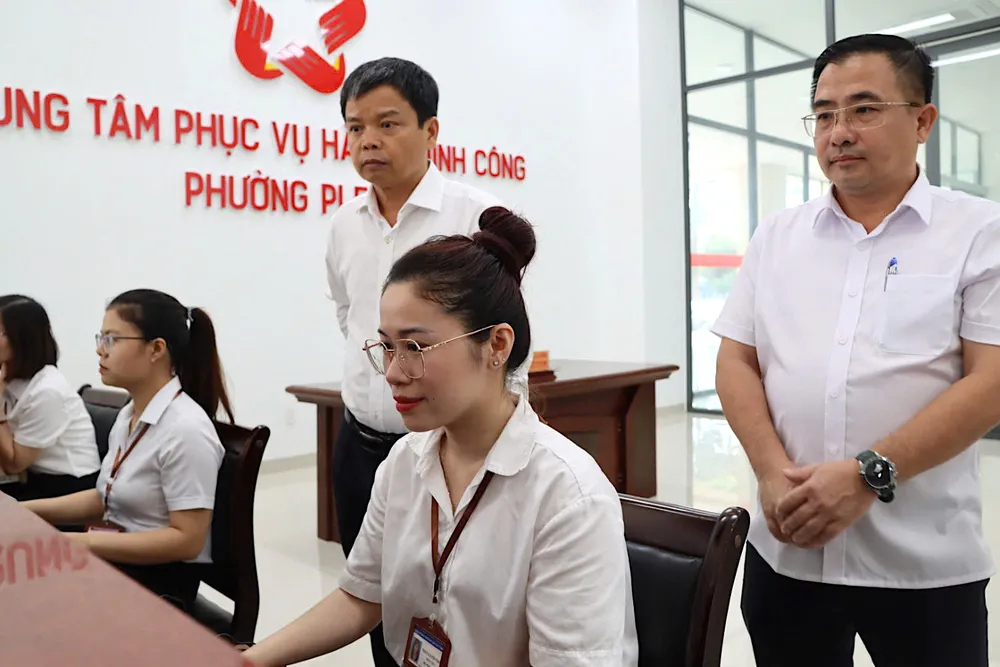 Ông Nguyễn Hữu Quế (thứ 3 từ phải sang, Phó Chủ tịch UBND tỉnh Gia Lai) giám sát việc vận hành thử nghiệm thủ tục hành chính tại Trung tâm hành chính công phường Pleiku 4d1758647eafc9f190be.jpg