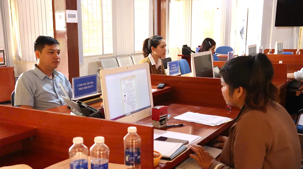 Người dân đến Trung tâm Phục vụ hành chính công xã Tu Mơ Rông làm thủ tục hành chính. Ảnh: HỮU PHÚC 1ae1e2c9e36f54310d7e.jpg