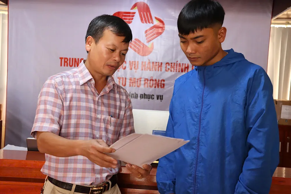Ông Trần Quốc Huy, Chủ tịch UBND xã Tu Mơ Rông trực tiếp hướng dẫn người dân tại Trung tâm phục vụ hành chính công xã. Ảnh: HỮU PHÚC 6066f1abf70d4053191c.jpg