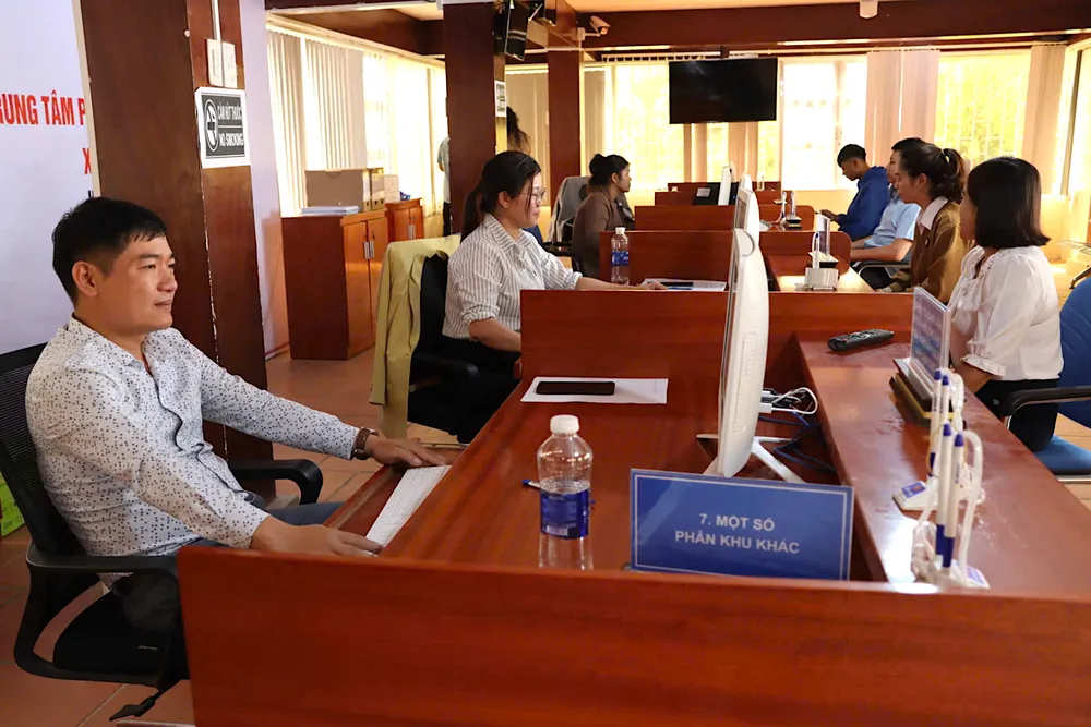 Người dân đến làm thủ tục hành chính. Ảnh: HỮU PHÚC 7a0b171216b4a1eaf8a5.jpg