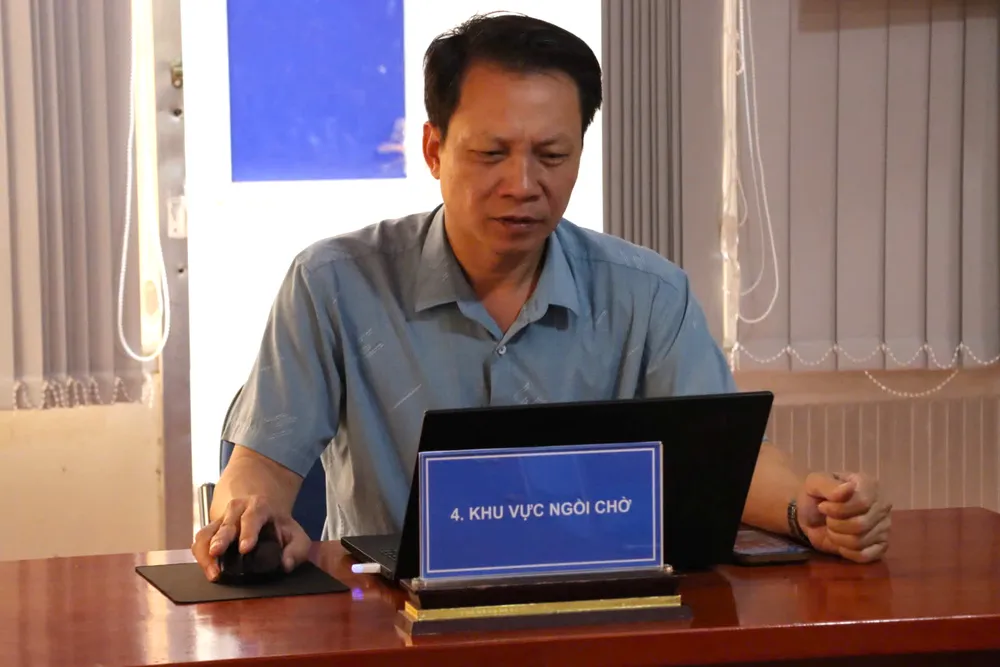 Ông Nguyễn Bá Thành, Phó Chủ tịch UBND xã có mặt tại Trung tâm phục vụ hành chính công để giám sát, theo dõi việc phục vụ người dân. Ảnh: HỮU PHÚC aee87d487beeccb095ff.jpg