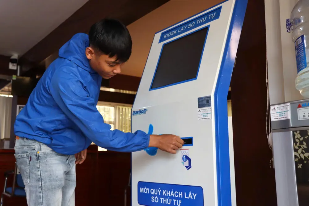 Máy chọn số thứ tự được bố trí để phục vụ người dân. Ảnh: HỮU PHÚC e71c7c417de7cab993f6.jpg