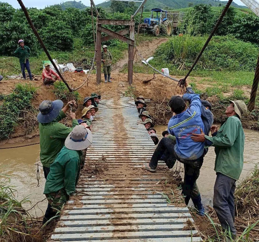 Người dân thôn Khơk Klong, xã Rờ Kơi sửa chữa lại cầu treo bị hư hỏng do bão a866184fa36f15314c7e.jpg