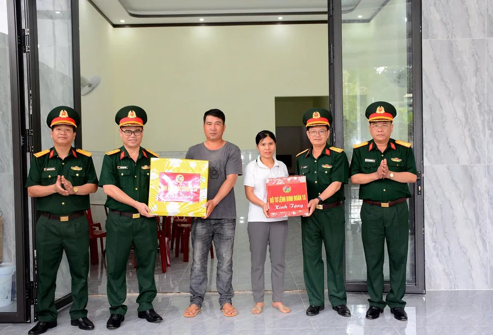 Corps 15 បានផ្តល់អំណោយដើម្បីអបអរសាទរគ្រួសារ Do Thi Thuy (ភូមិ Ia Tang ឃុំ Ia Dok ខេត្ត Gia Lai) នៅលើផ្ទះថ្មីរបស់ពួកគេ។ gen-h-z6744174797268_3a95ae5980eb3b0979b6fe143c1b088d.jpg
