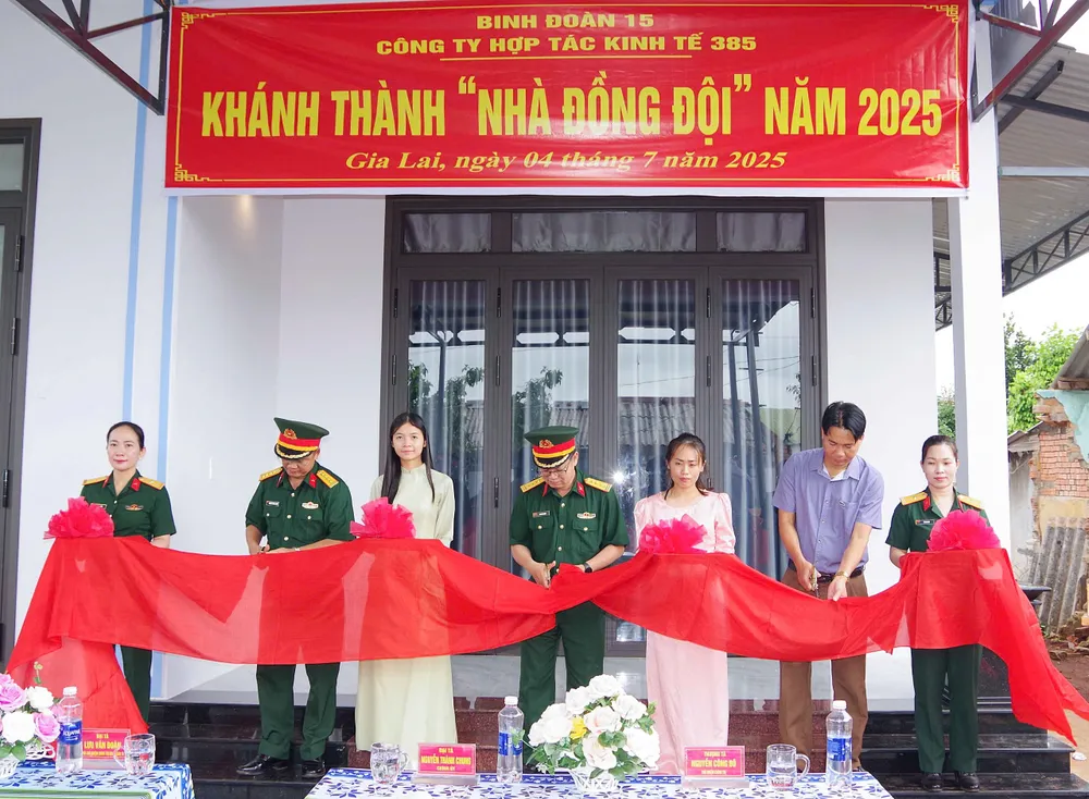 អង្គភាពកងពលធំទី១៥ សម្ពោធផ្ទះថ្មីជូនប្រជាពលរដ្ឋ។ gen-h-z6778623275378_025115153513ee78223156595439adf4.jpg