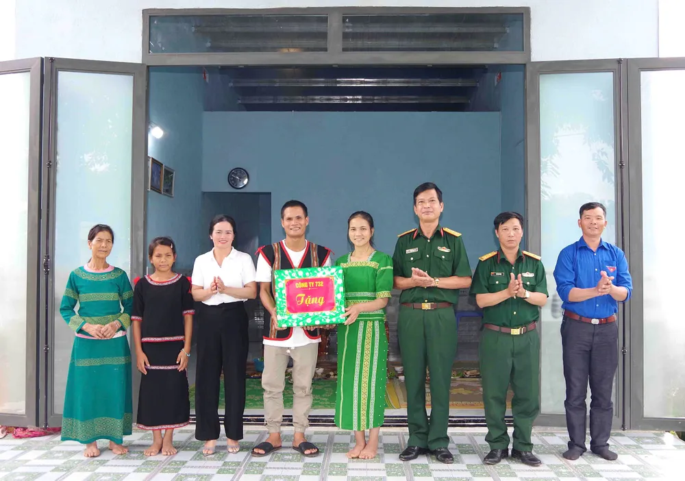 កងពលលេខ ៧៣២ (កងយោធពលខេមរភូមិន្ទ ១៥) បានប្រគល់ផ្ទះមួយខ្នងជូនគ្រួសារ Y Chuc (ឃុំ Bo Y ខេត្ត Quang Ngai) gen-h-z6786257379727_60206721bfadd140807326978c6ce31a.jpg