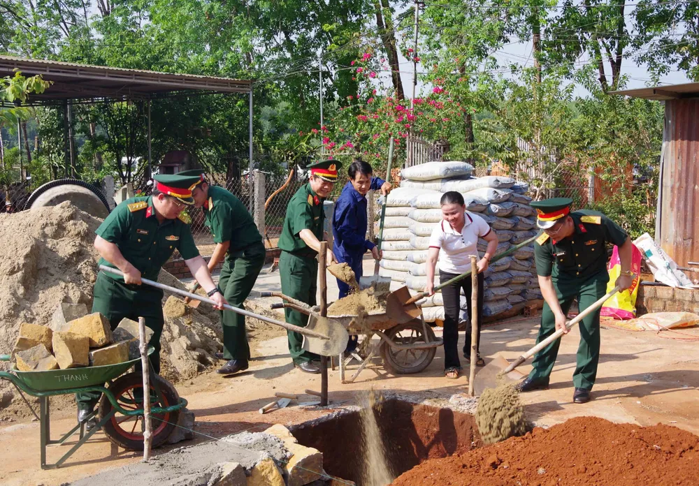 មន្ត្រី និងទាហានជួយប្រជាជនសាងសង់ និងជួសជុលផ្ទះដោយផ្ទាល់។ vhgdff.jpeg