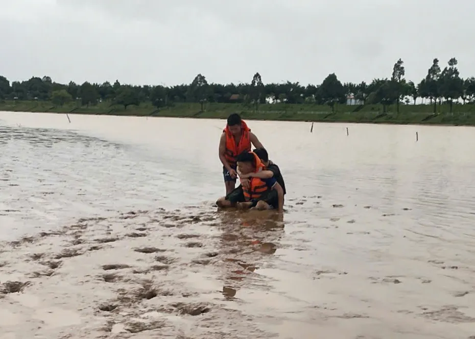 Đưa nạn nhân lên bờ an toàn aa.jpeg