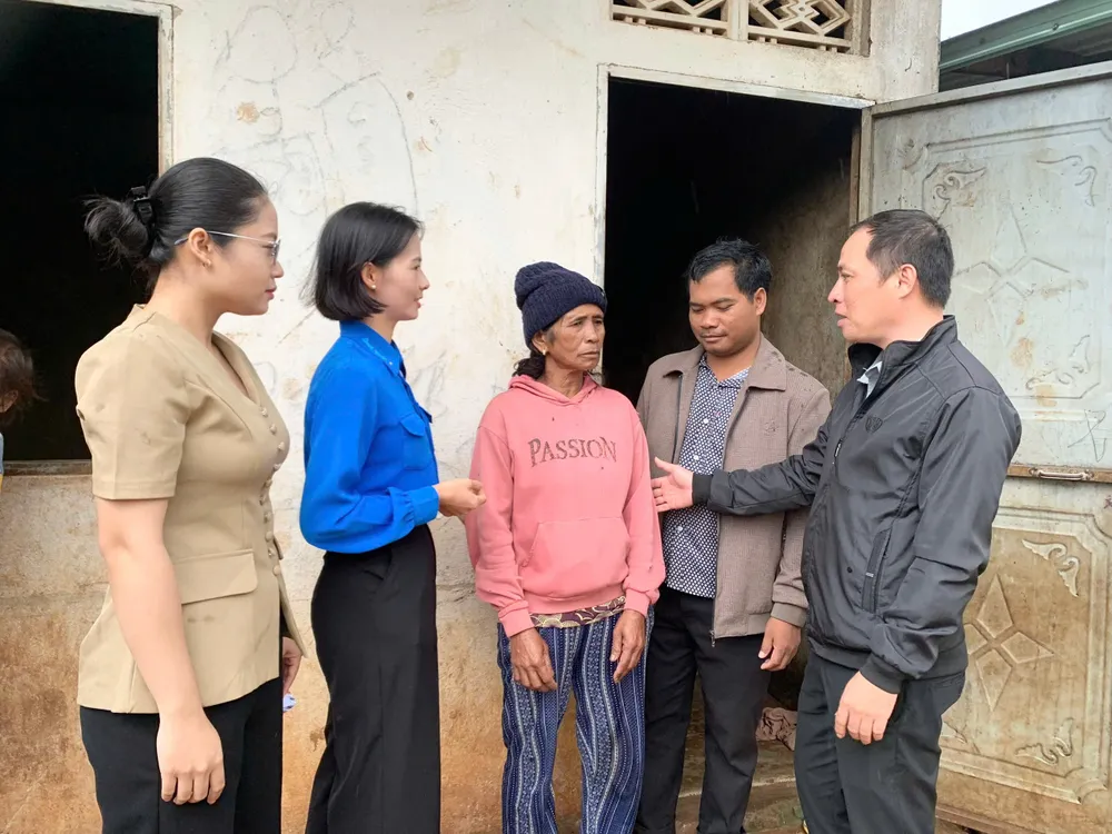 Đại diện chính quyền địa phương căn dặn bà Yech sử dụng số tiền hỗ trợ để chăm sóc các cháu ắefsa.jpeg