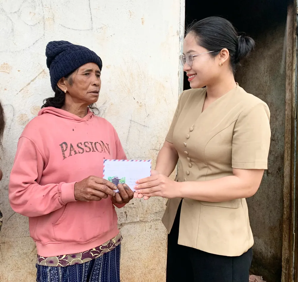 Bà Yech xúc động khi nhận được tiền bạn đọc Báo Sài Gòn Giải Phóng hỗ trợ grt.jpeg