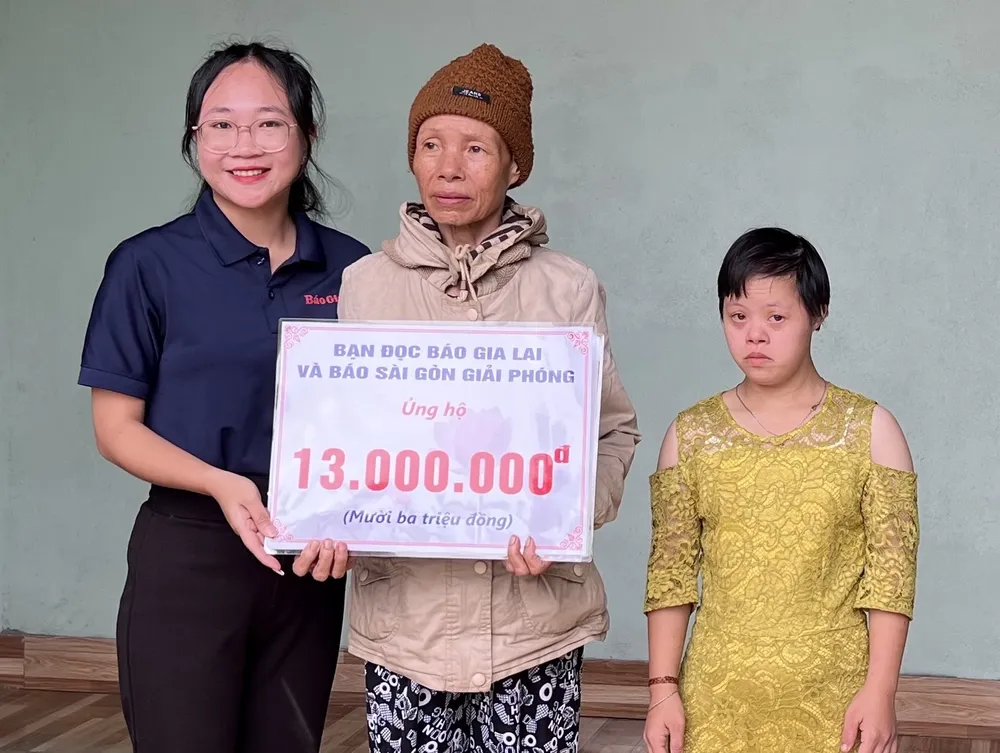 Trao tiền hỗ trợ cho bà Trần Thị Tuyết Nhung. Ảnh: HPH vdfggfd.jpeg