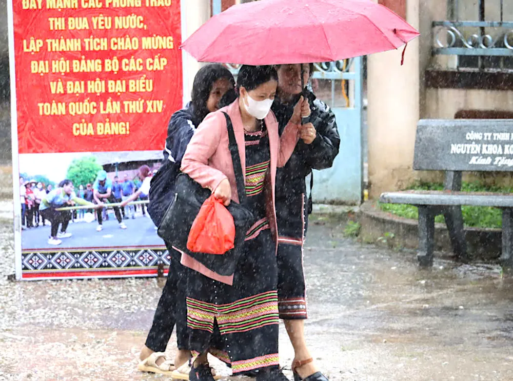雨の中、会議に出席する人々。写真:HUU PHUC èd.jpeg