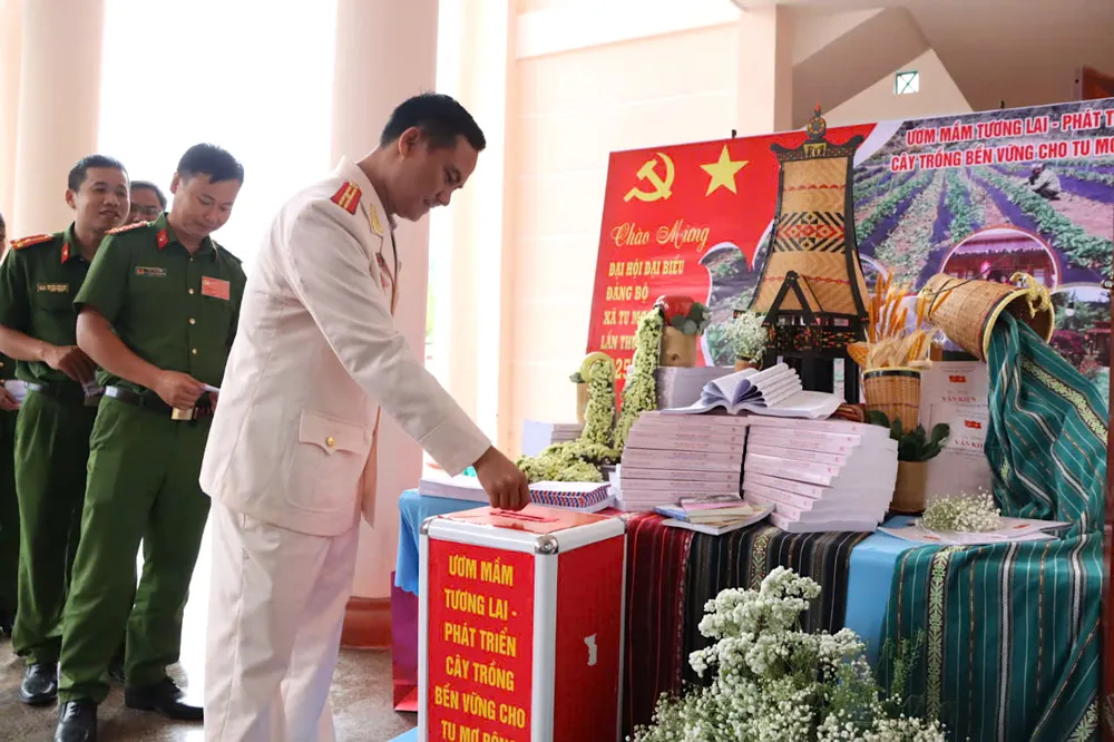 警察も支援に加わった。写真:HUU PHUC gsrdfe.jpeg