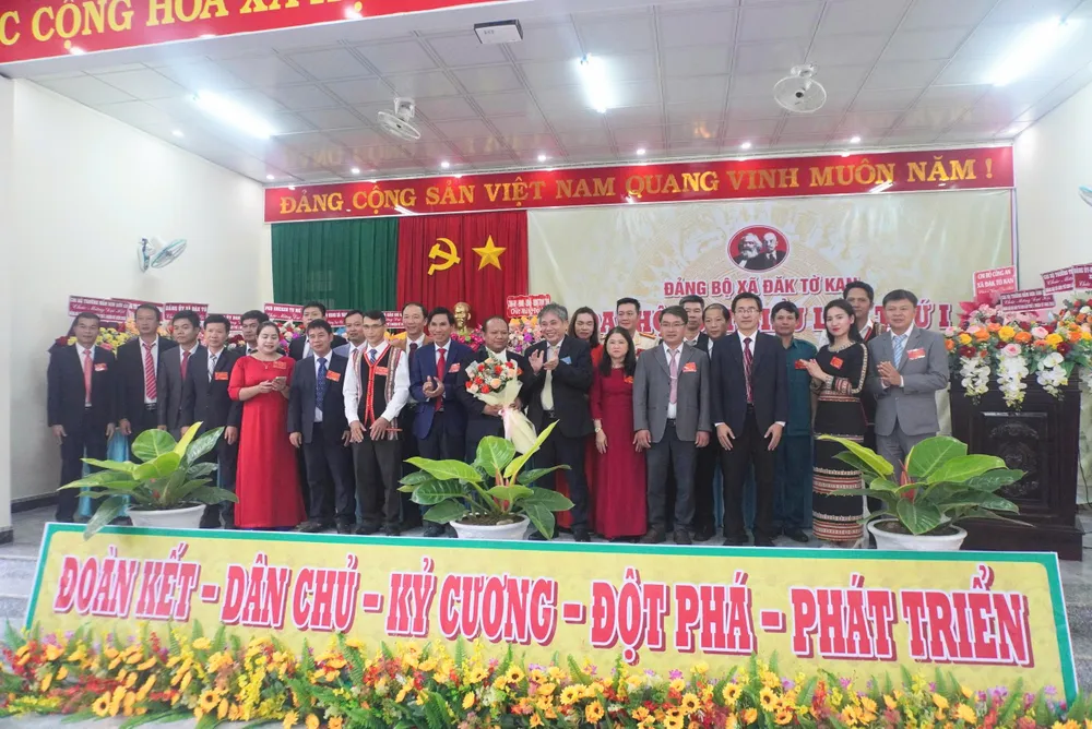 Ban chấp hành Đảng bộ xã ra mắt. Ảnh: HPH 2016.jpg