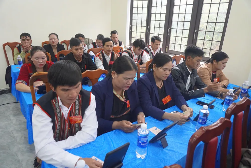 Đại hội Đảng bộ xã Đăk Tơ Kan không dùng giấy, đại biểu được cấp máy tính bảng để theo dõi tài liệu. Ảnh: HPH dfgd.jpeg