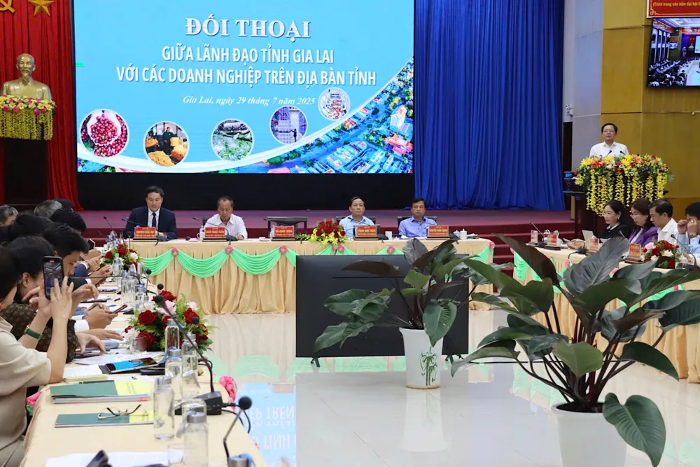 Quang cảnh buổi đối thoại. Ảnh: HỮU PHÚC redf.jpeg